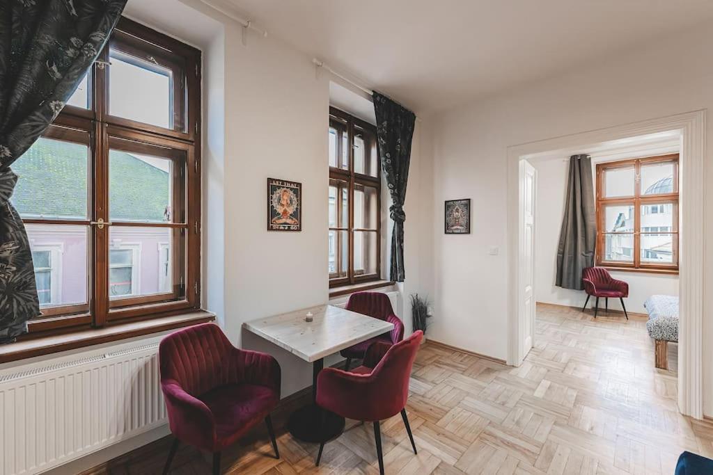 Carolina'S Yoga Apartment Hradec Králové Esterno foto